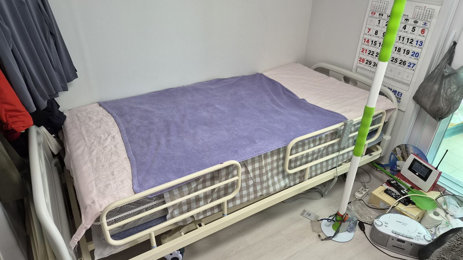 광주남구 재가복지와 함께 안내하는 복지용구 참고사진 - 침구를 덮어 사용 중인 전동침대
