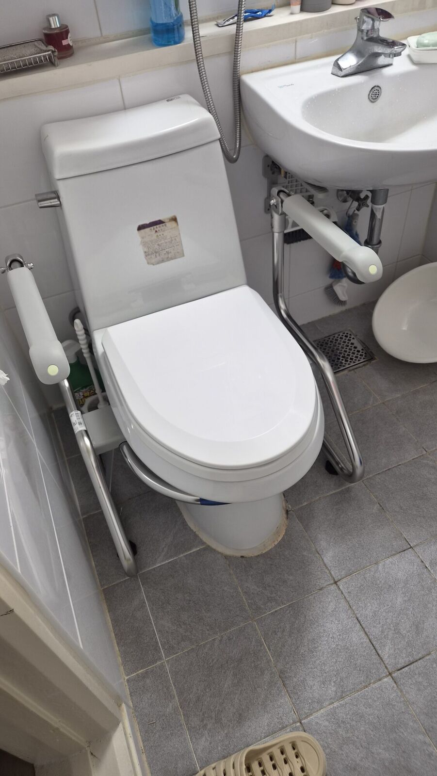 광산 재가복지와 함께 안내하는 복지용구 참고사진 - 좁은 욕실 변기에 설치한 안전손잡이
