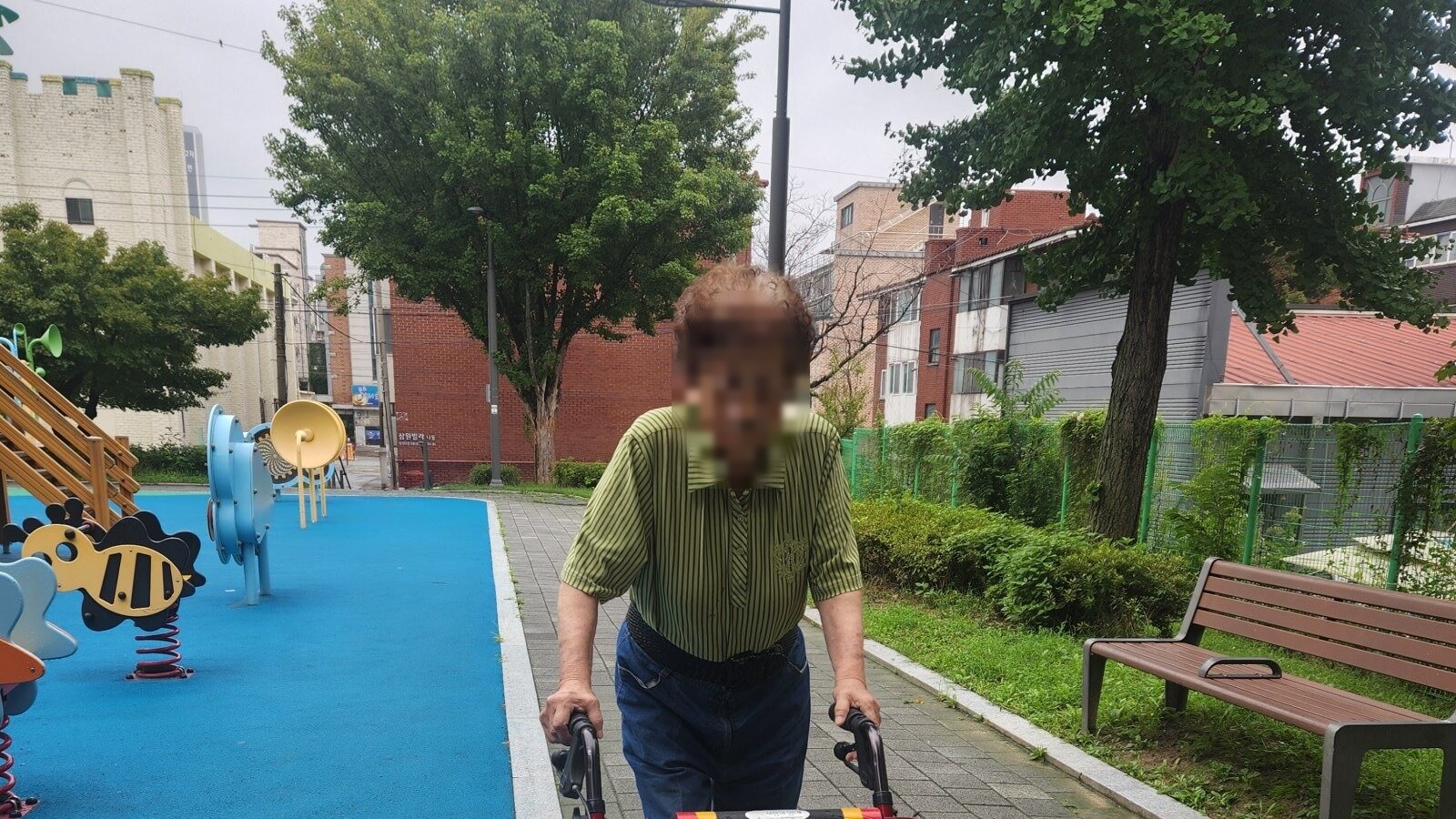 보행보조차로 산책하는 어르신